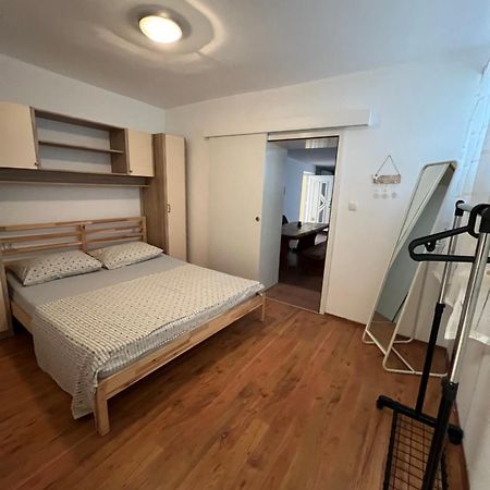 Apartmani Maksan Pakostane Luaran gambar