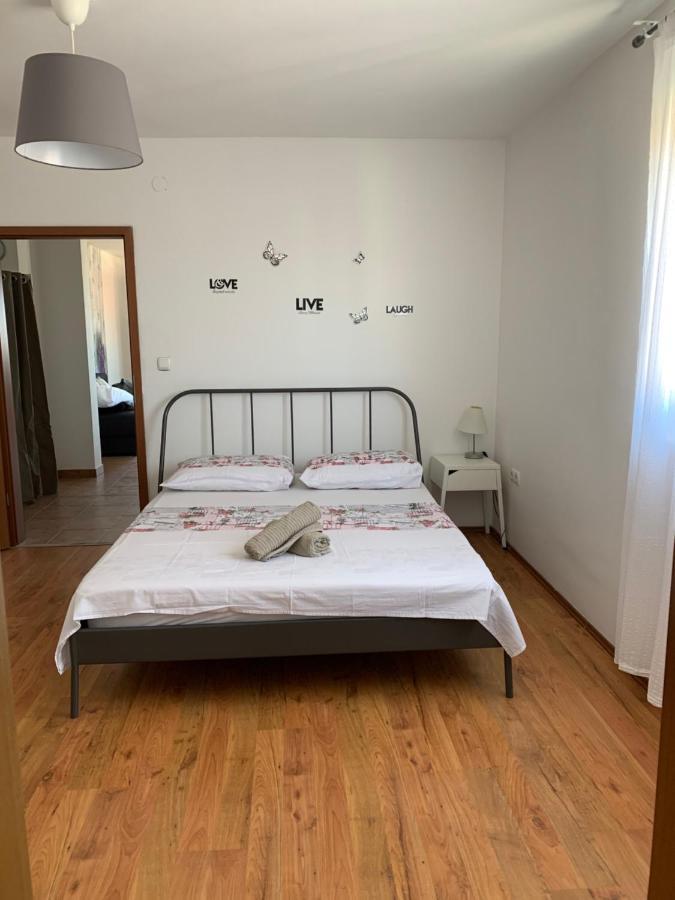 Apartmani Maksan Pakostane Luaran gambar